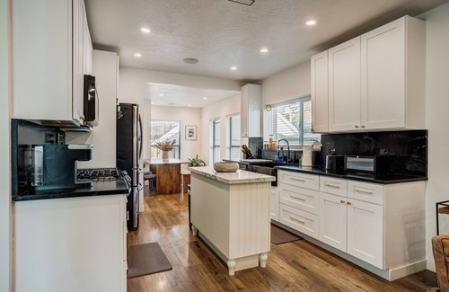 Central City House | Modern Liberty Park 4BR Home with fast WIFI nice Hot tub and Tesla EV Charger