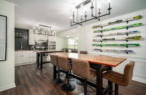 Crestwood South House | Modern Lodge Home near Downton w/Hot Tub