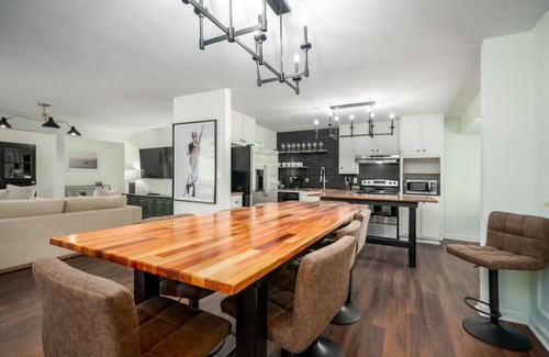 Crestwood South House | Modern Lodge Home near Downton w/Hot Tub