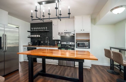Crestwood South House | Modern Lodge Home near Downton w/Hot Tub