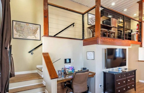 Eureka Apartment | Modern Loft @ historic Colonnade Hotel