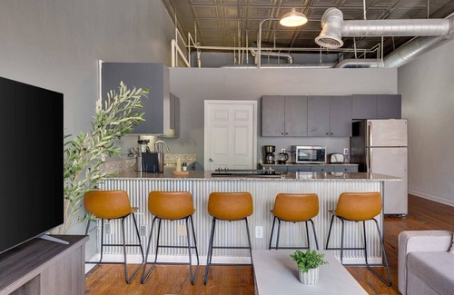 Central City Apartment | Modern Loft w/Pool Table| Parking| Sleeps 8| DT