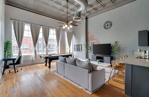 Central City Apartment | Modern Loft w/Pool Table| Parking| Sleeps 8| DT