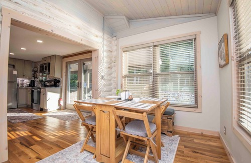 Loudon Cabin | Modern Log Cabin Retreat w/Lake & Dock Access