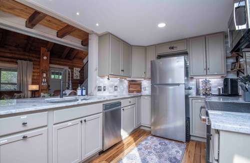 Loudon Cabin | Modern Log Cabin Retreat w/Lake & Dock Access