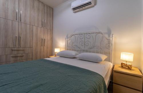 Loutraki-Agioi Theodoroi Apartment | Modern Loutraki Apartment 3min Walk to Beach Fits 4