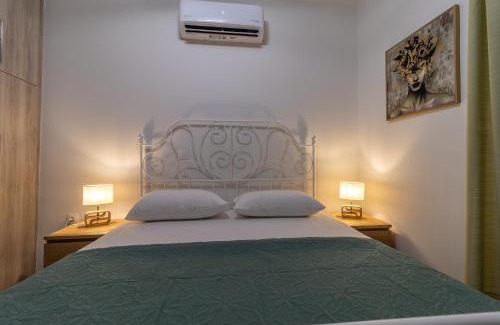 Loutraki-Agioi Theodoroi Apartment | Modern Loutraki Apartment 3min Walk to Beach Fits 4