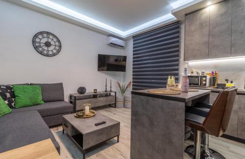 Loutraki-Agioi Theodoroi Apartment | Modern Loutraki Apartment 3min Walk to Beach Fits 4