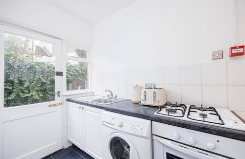 Southend-on-Sea Apartment | Modern & Lovely 2BR City Centre Near High St by Luxiety Stays