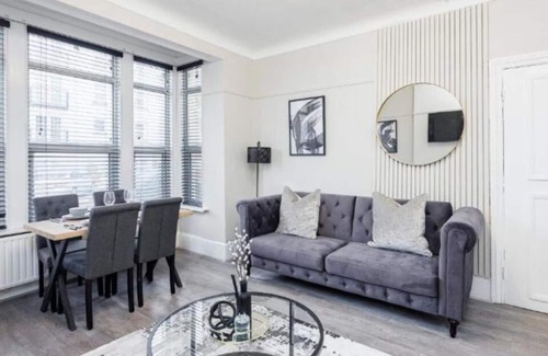 Southend-on-Sea Apartment | Modern & Lovely 2BR City Centre Near High St by Luxiety Stays