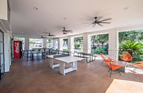 Pleasant Valley Apartment | Modern Luxe 4BR 4BA Retreat in East Riverside, Austin - Ideal for Families & Gro