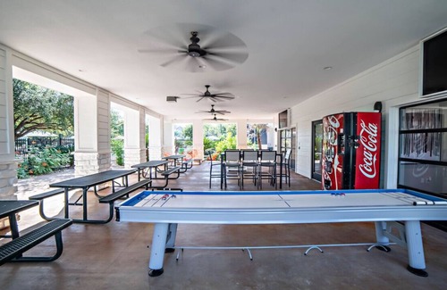 Pleasant Valley Apartment | Modern Luxe 4BR 4BA Retreat in East Riverside, Austin - Ideal for Families & Gro