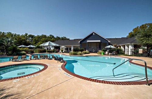 Pleasant Valley Apartment | Modern Luxe 4BR 4BA Retreat in East Riverside, Austin - Ideal for Families & Gro