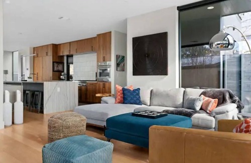 Bouldin House | Modern Luxe, Heated Pool Oasis, Chefs Kitchen, Prime Location