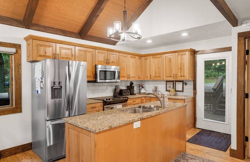 Treeloft House | Modern Luxe Treetop Retreat-Hot Tub, Gas Fire Pit, Steps to Ski! Guest Favorite!