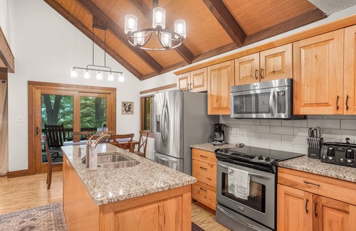 Treeloft House | Modern Luxe Treetop Retreat-Hot Tub, Gas Fire Pit, Steps to Ski! Guest Favorite!