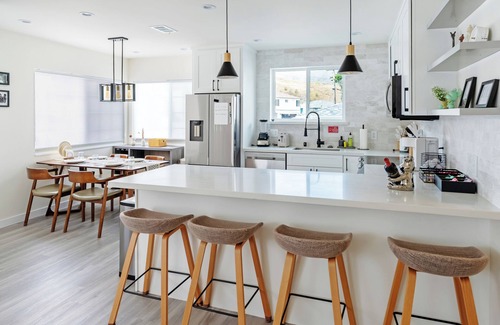 Paradise Valley House | Modern & Luxurious 3BR near SFO for Families/Executives Fast WiFi Free Parking