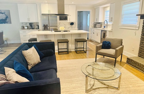 Mableton House | Modern luxurious 3 bedroom and 2 bathroom home.