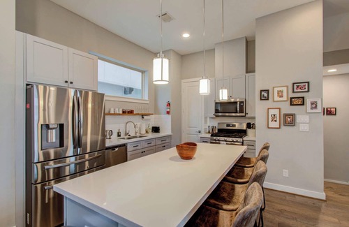 Washington Ave./ Memorial Park House | Modern Luxury 3-BD, Mins to DT w Rooftop