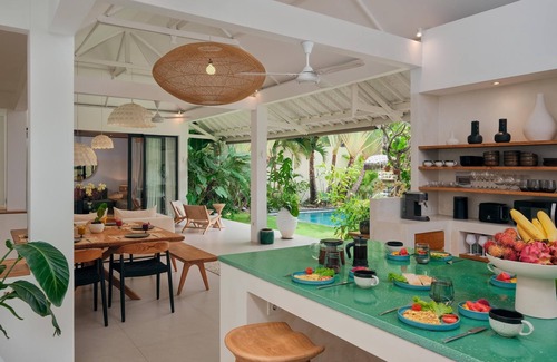 Central Seminyak Villa | Modern & Luxury 4BR Villa in Seminyak w/Fast Wifi