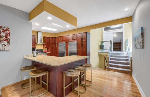 Downtown Minneapolis House | Modern Luxury: 5-Bedroom Escape Close to Stadium & Downtown!
