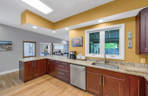 Downtown Minneapolis House | Modern Luxury: 5-Bedroom Escape Close to Stadium & Downtown!