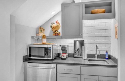 Richland Apartment | Modern Luxury Contemporary Private Studio Suite West End