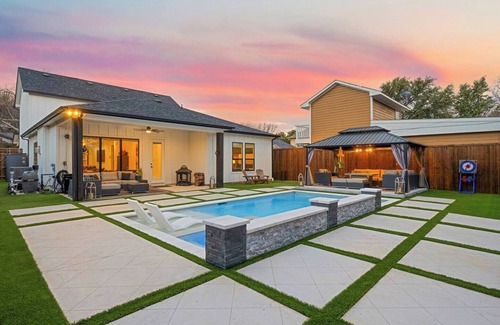 Dallas House | Modern Luxury Farmhouse Oasis w/Pool, Spa, Private Concierge, Meditation Room & Prime Location!