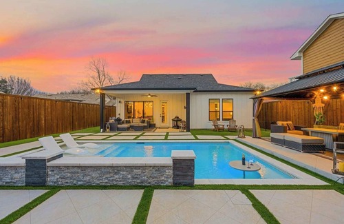 Dallas House | Modern Luxury Farmhouse Oasis w/Pool, Spa, Private Concierge, Meditation Room & Prime Location!
