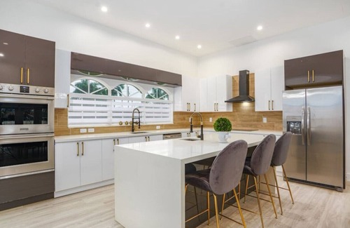 Hunt Club House | Modern Luxury Poolside Estate