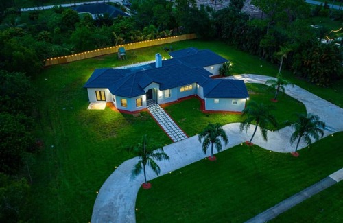 Hunt Club House | Modern Luxury Poolside Estate