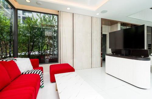 Thonglor Villa | Modern Luxury Poolhaus with Lift