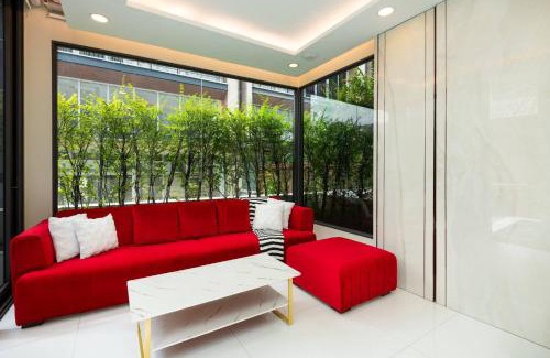 Thonglor Villa | Modern Luxury Poolhaus with Lift