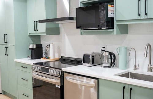 Northwest Calgary House | Modern Luxury Stay – Airport, Banff/Rockies Route