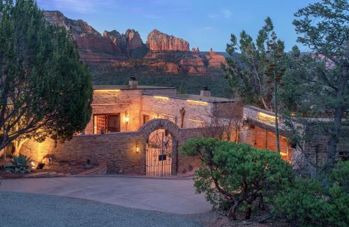 West Sedona Apartment | Modern, Luxury Studio With Awe Inspiring Red Rock Views Private Trail Head - Outdoor Firepit, Indoor Fireplace, on Property Sauna, Aromatherapy Steam Room, Hot Tub, Pools and Wellness Services