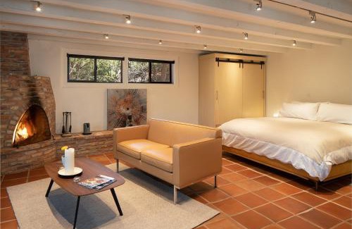 West Sedona Apartment | Modern, Luxury Studio With Awe Inspiring Red Rock Views Private Trail Head - Outdoor Firepit, Indoor Fireplace, on Property Sauna, Aromatherapy Steam Room, Hot Tub, Pools and Wellness Services