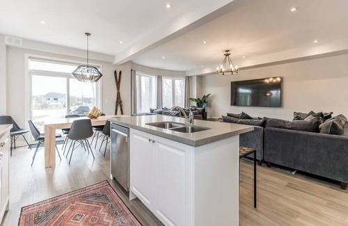 The Blue Mountains House | Modern Luxury Townhome - Walk to Blue/Sleeps 10