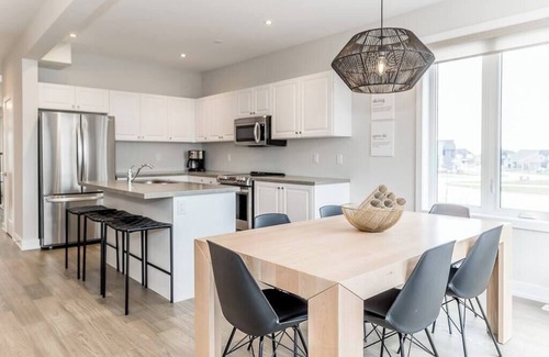 The Blue Mountains House | Modern Luxury Townhome - Walk to Blue/Sleeps 10