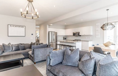The Blue Mountains House | Modern Luxury Townhome - Walk to Blue/Sleeps 10