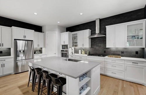 Dallas House | Modern Luxury Townhouse | Uptown & Attractions