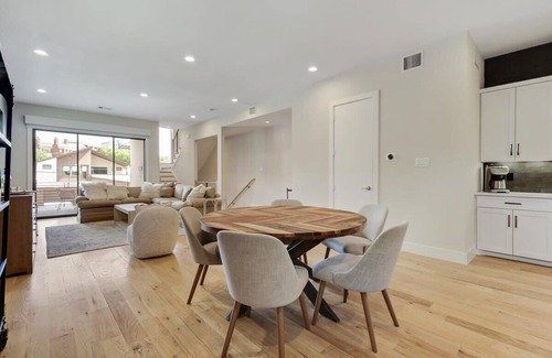 Dallas House | Modern Luxury Townhouse | Uptown & Attractions