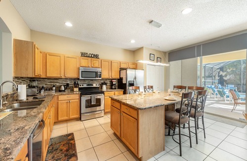 West Kissimmee Villa | ✦Modern Luxury Villa✦5 min2Disney ✦ Theater ✦ South-facing Pool/Spa✦Themed Rooms