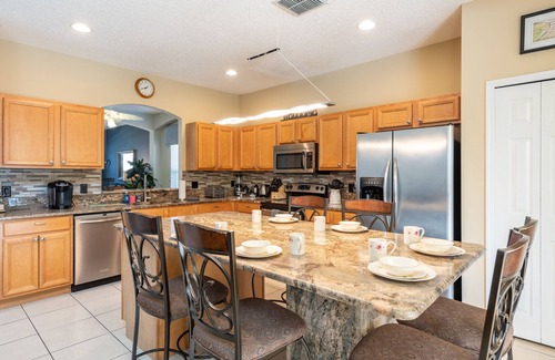 West Kissimmee Villa | ✦Modern Luxury Villa✦5 min2Disney ✦ Theater ✦ South-facing Pool/Spa✦Themed Rooms