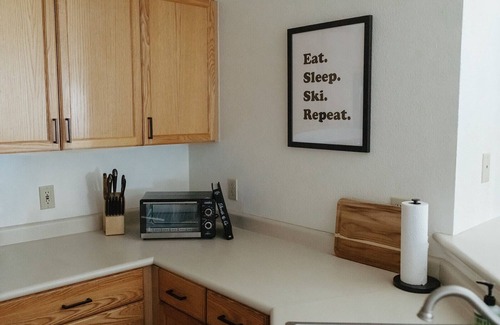 Edwards Condo | Modern Mountain Condo w/Hot Tub