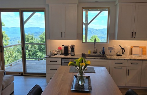 Skyland House | Modern Mountain Getaway with Breathtaking Views. Unwind in Style.