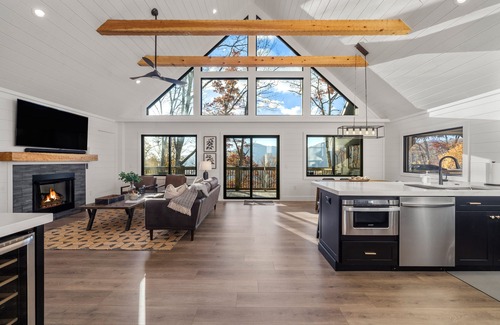 Maggie Valley Cabin | Modern Mountain Lodge/Scenery/Hot Tub/Game Room/Bar