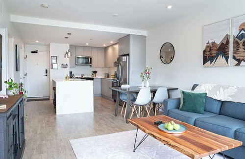 Revelstoke Apartment | Modern Mountain Retreat – Private Hot Tub, BBQ, Family-Friendly