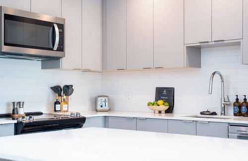Revelstoke Apartment | Modern Mountain Retreat – Private Hot Tub, BBQ, Family-Friendly
