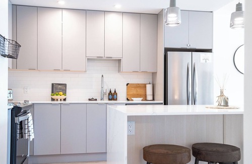Revelstoke Apartment | Modern Mountain Retreat – Private Hot Tub, BBQ, Family-Friendly