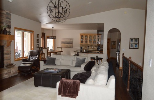 Woodmoor House | Modern Mountain Retreat - Ideal for Family Gatherings - 15 Min from USAFA